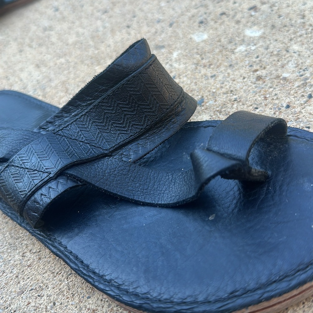 TOMS Black Leather Toe Loop Slide Sandals Sz. 9 - Picture 6 of 8